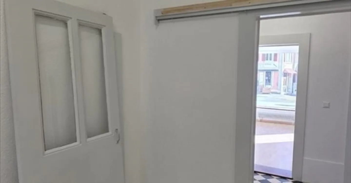 Mixed-use building for rent - Photo 7 of 9