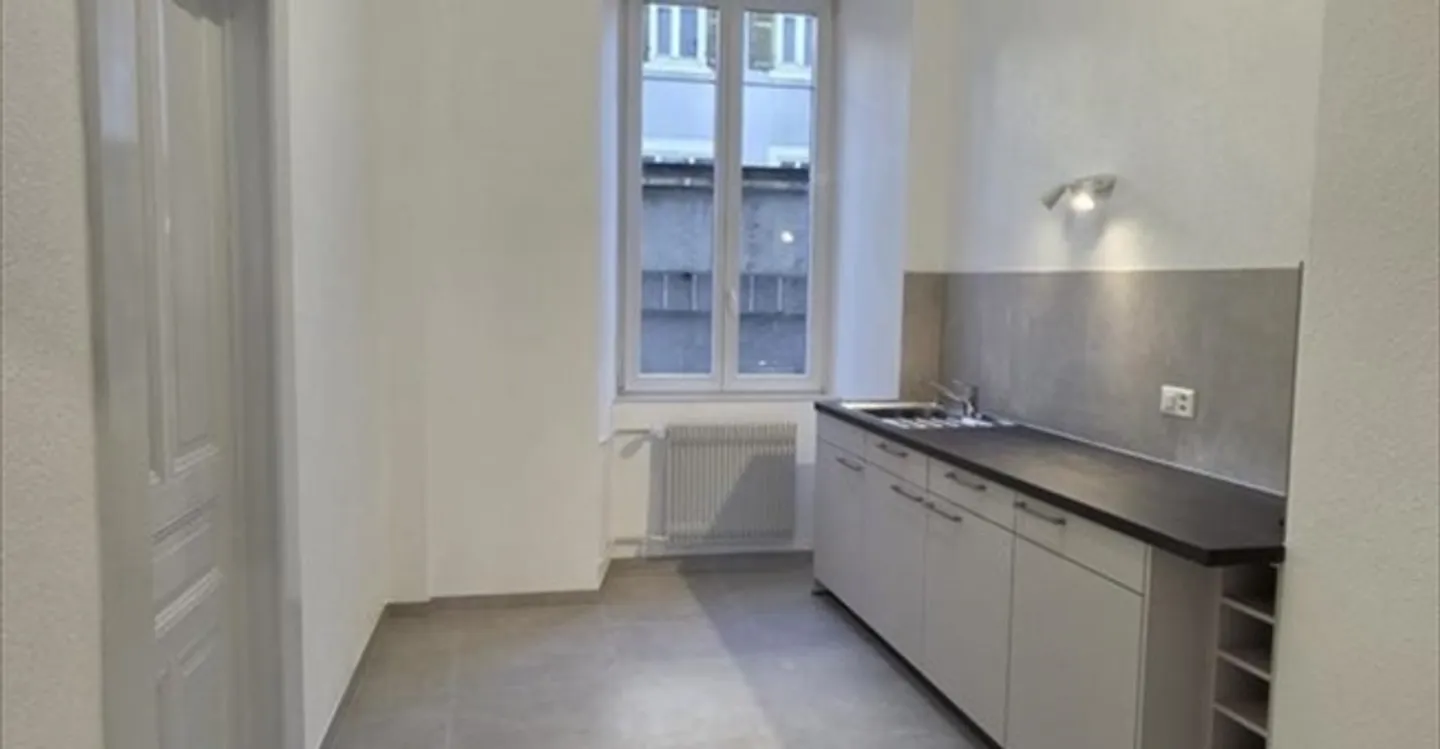 Mixed-use building for rent - Photo 8 of 9