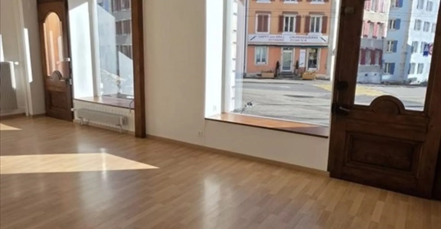 Mixed-use building for rent - Photo 9 of 9