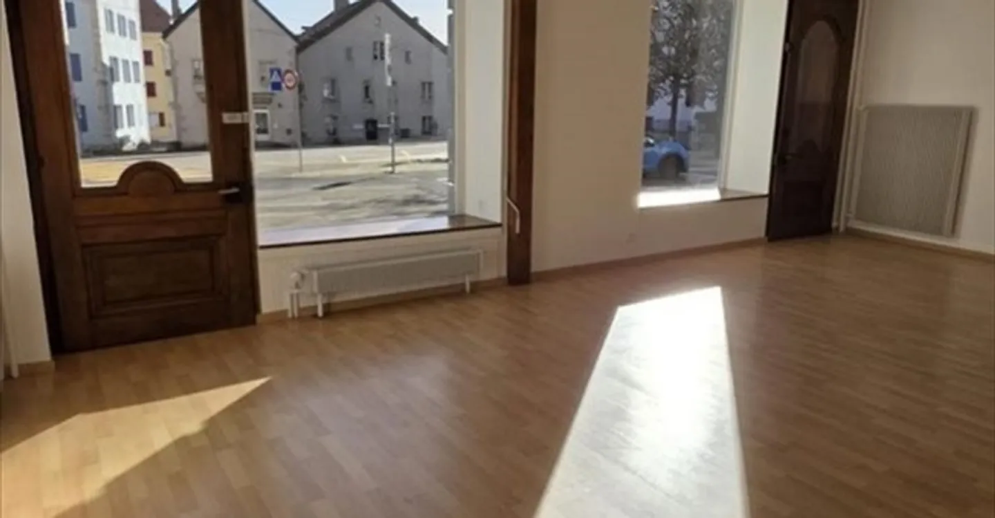 Mixed-use building for rent - Photo 5 of 9