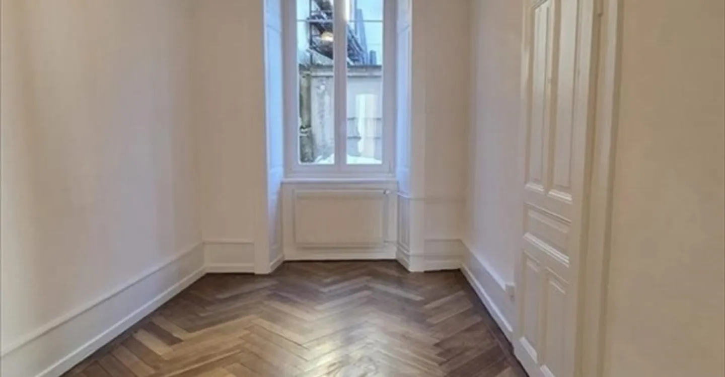 Mixed-use building for rent - Photo 6 of 9