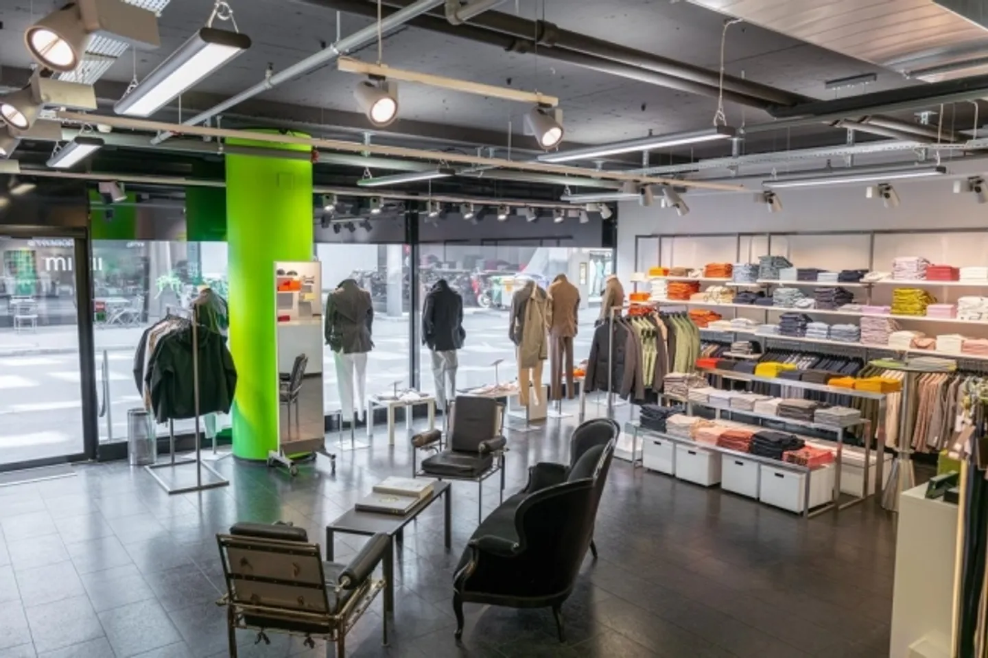 Boutique (121 m2) dans la maison Anfos - Photo 3 sur 5