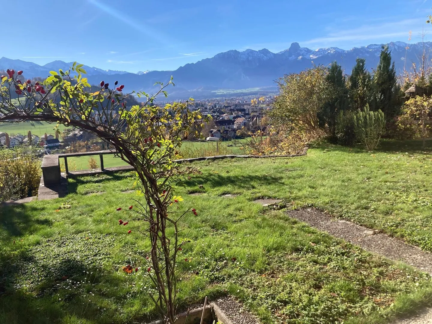 "Originelles 4 ½ - Reihenmittelhaus mit unverbaubarer Weitsicht" - Foto 1 von 14