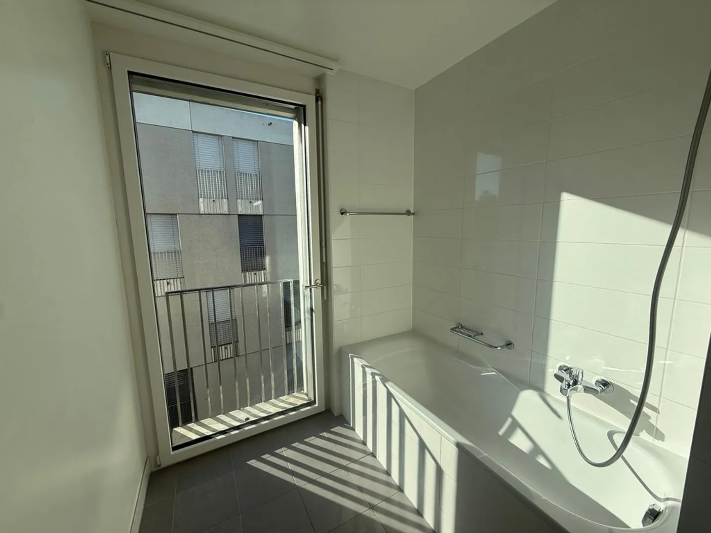 Bell'appartamento di 3,5 locali con balcone e vista - Foto 10 di 12