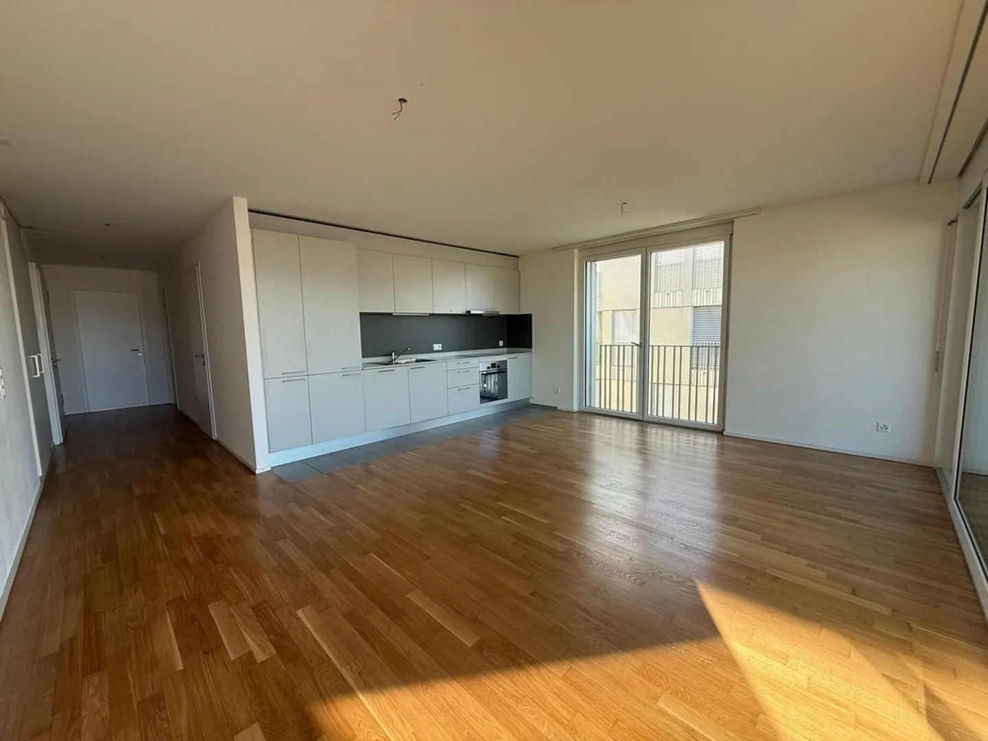 Bell'appartamento di 3,5 locali con balcone e vista - Foto 3 di 12