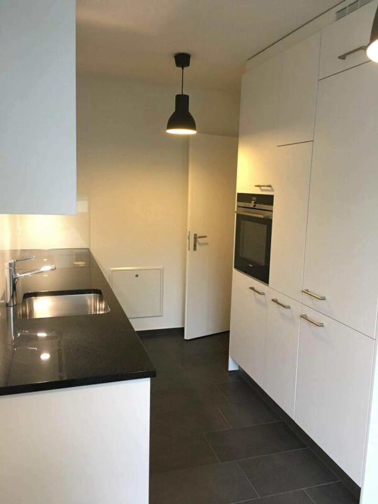 Appartement moderne en ville dans le meilleur emplacement - Photo 2 sur 8