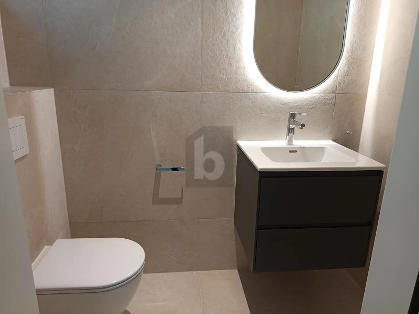 MODERN, BRIGHT & COMFORTABLE - Photo 5 of 6