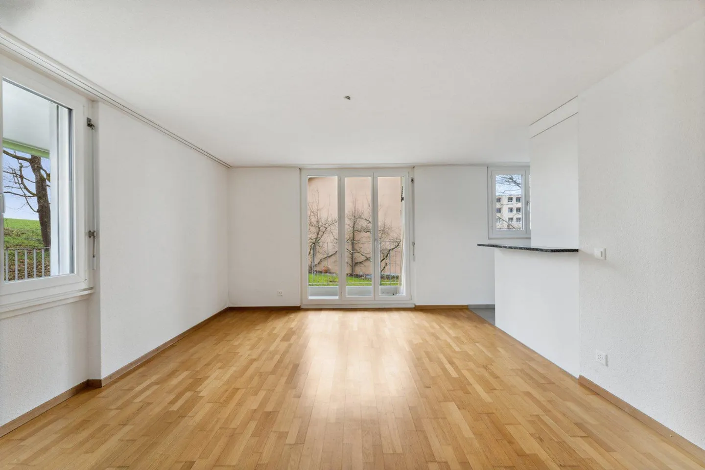 Modern Apartment with Balcony - Photo 5 of 11