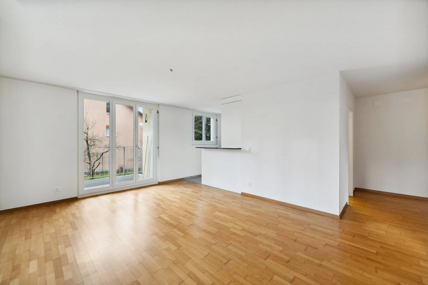 Modern Apartment with Balcony - Photo 3 of 11