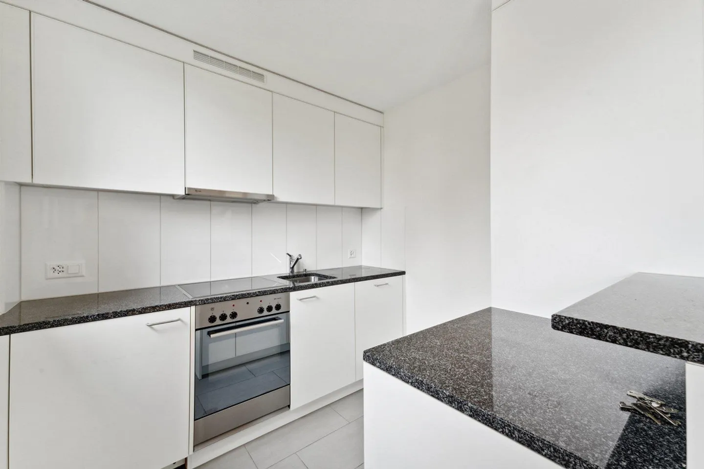 Modern Apartment with Balcony - Photo 6 of 11