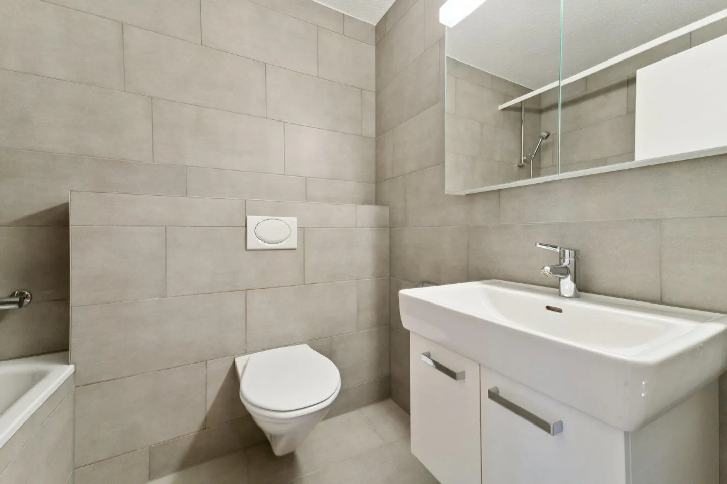 Modern Apartment with Balcony - Photo 7 of 11