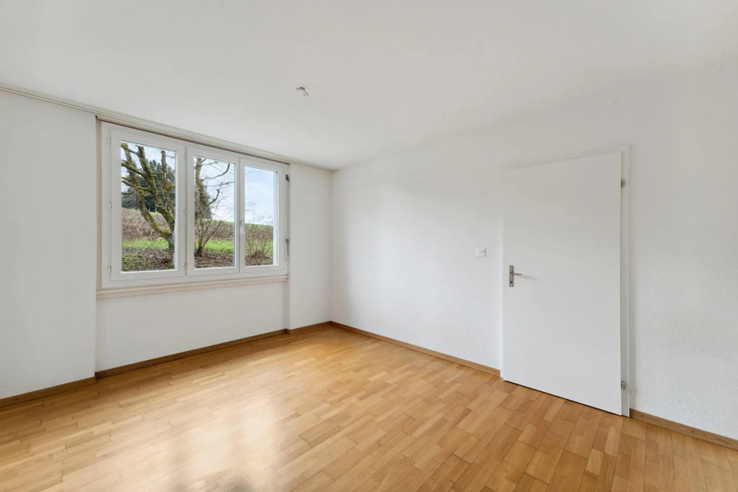 Modern Apartment with Balcony - Photo 8 of 11
