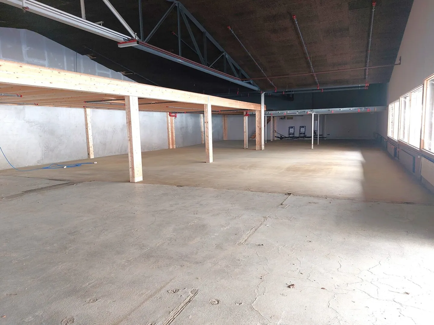 Spazio commerciale 799 m2 - Diverse aree di parcheggio - Altezza 4.5 - Foto 3 di 7