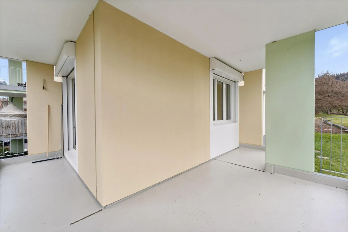 Modern Apartment with Balcony - Photo 10 of 11