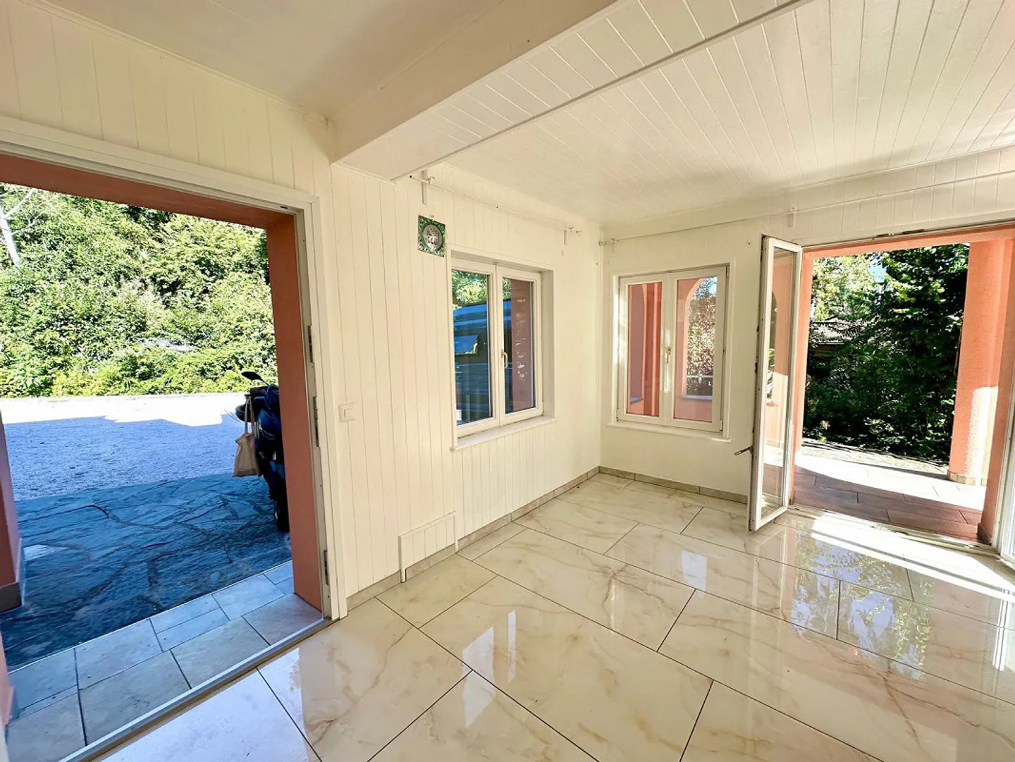 Bell'appartamento di 3,5 stanze con grande terrazza e loggia - Foto 3 di 13