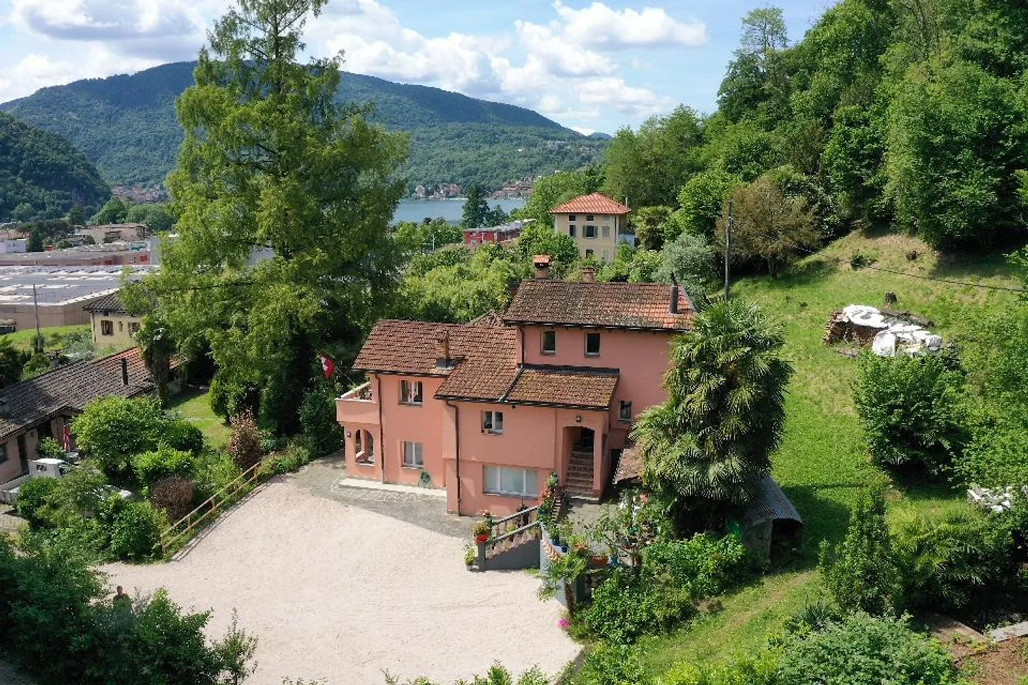 Bell'appartamento di 3,5 stanze con grande terrazza e loggia - Foto 1 di 13