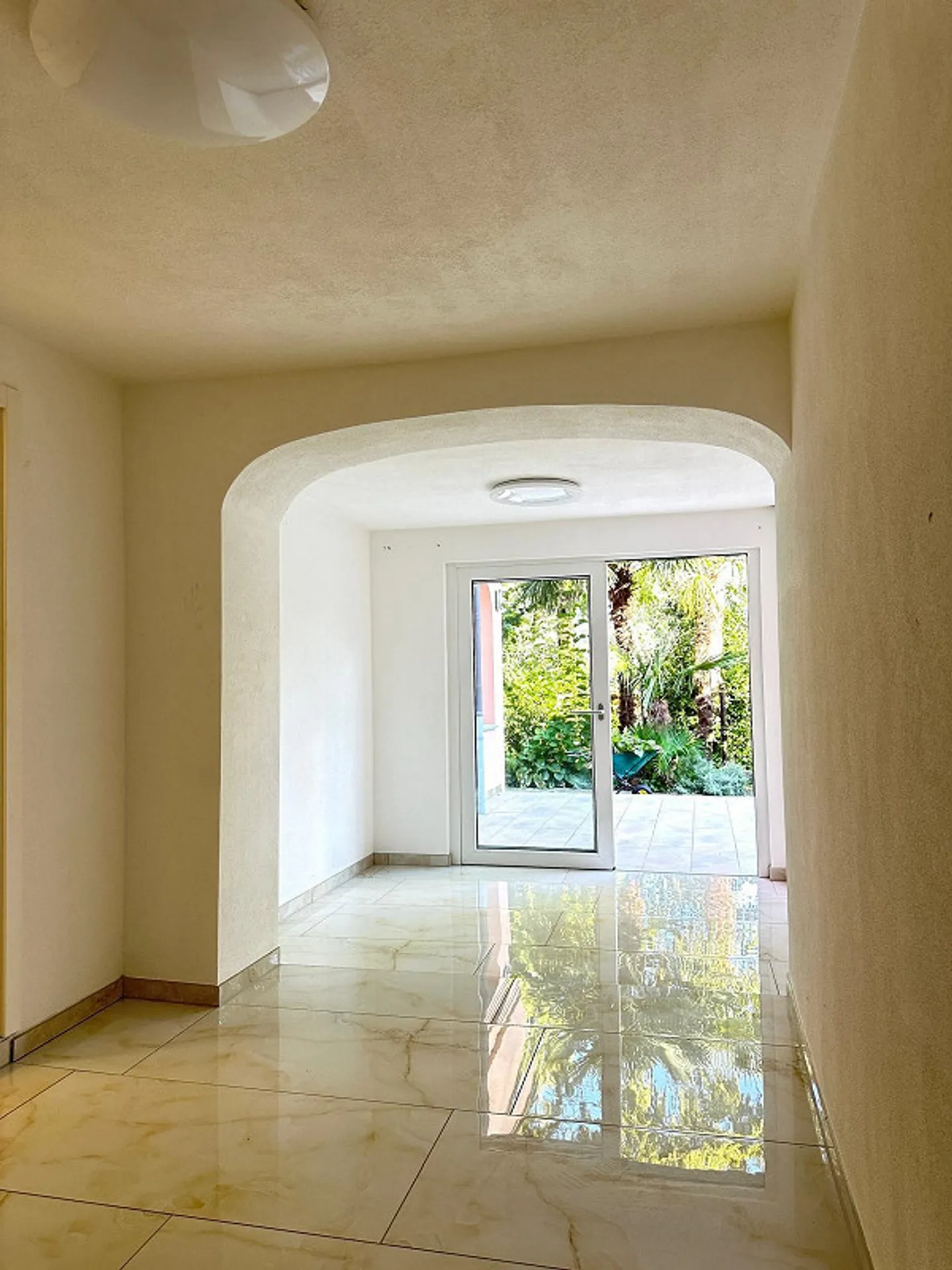 Bell'appartamento di 3,5 stanze con grande terrazza e loggia - Foto 4 di 13