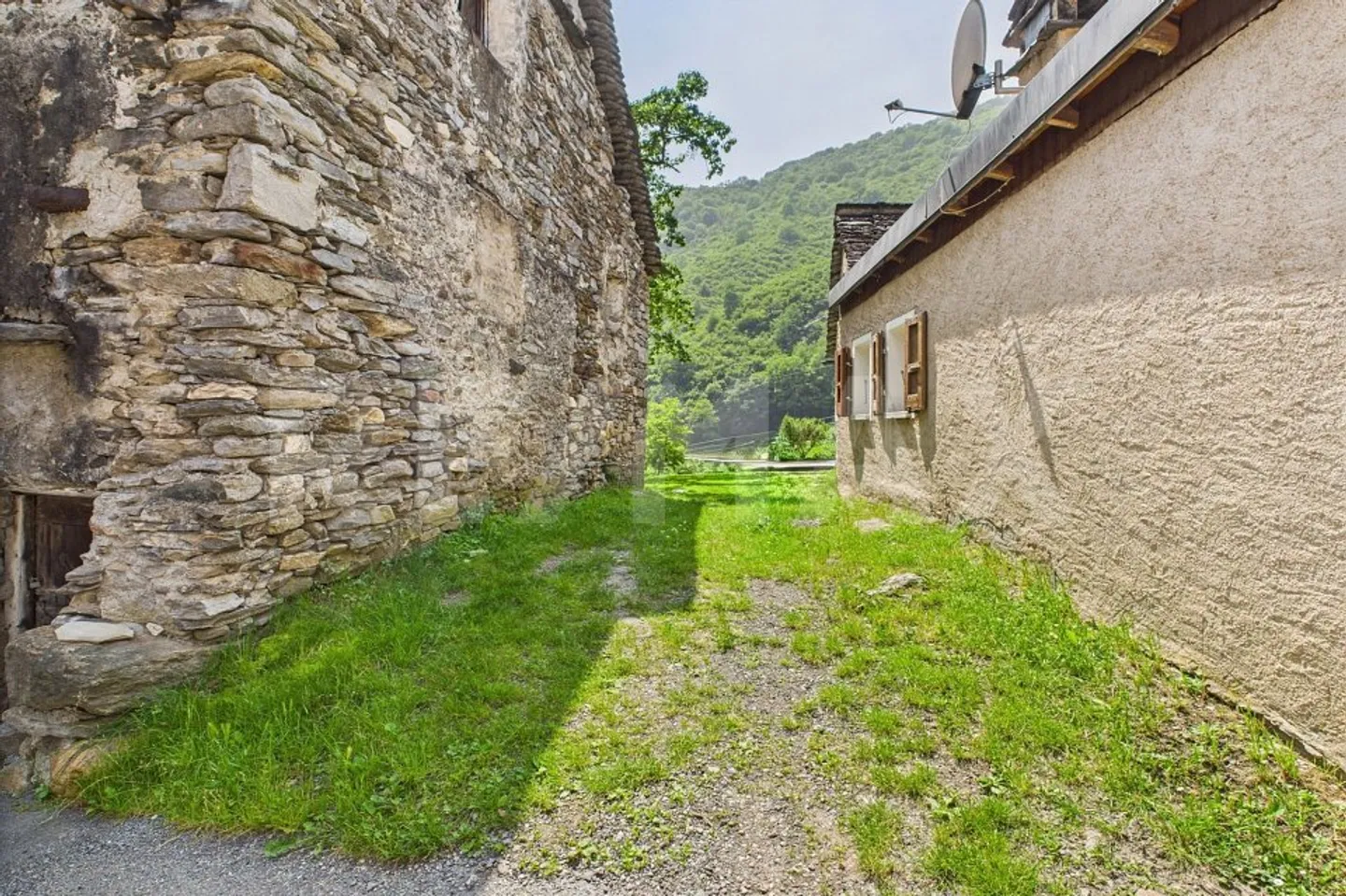 Pierre après pierre pour une maison de rêve - Rustique à rénover totalement - Photo 4 sur 13