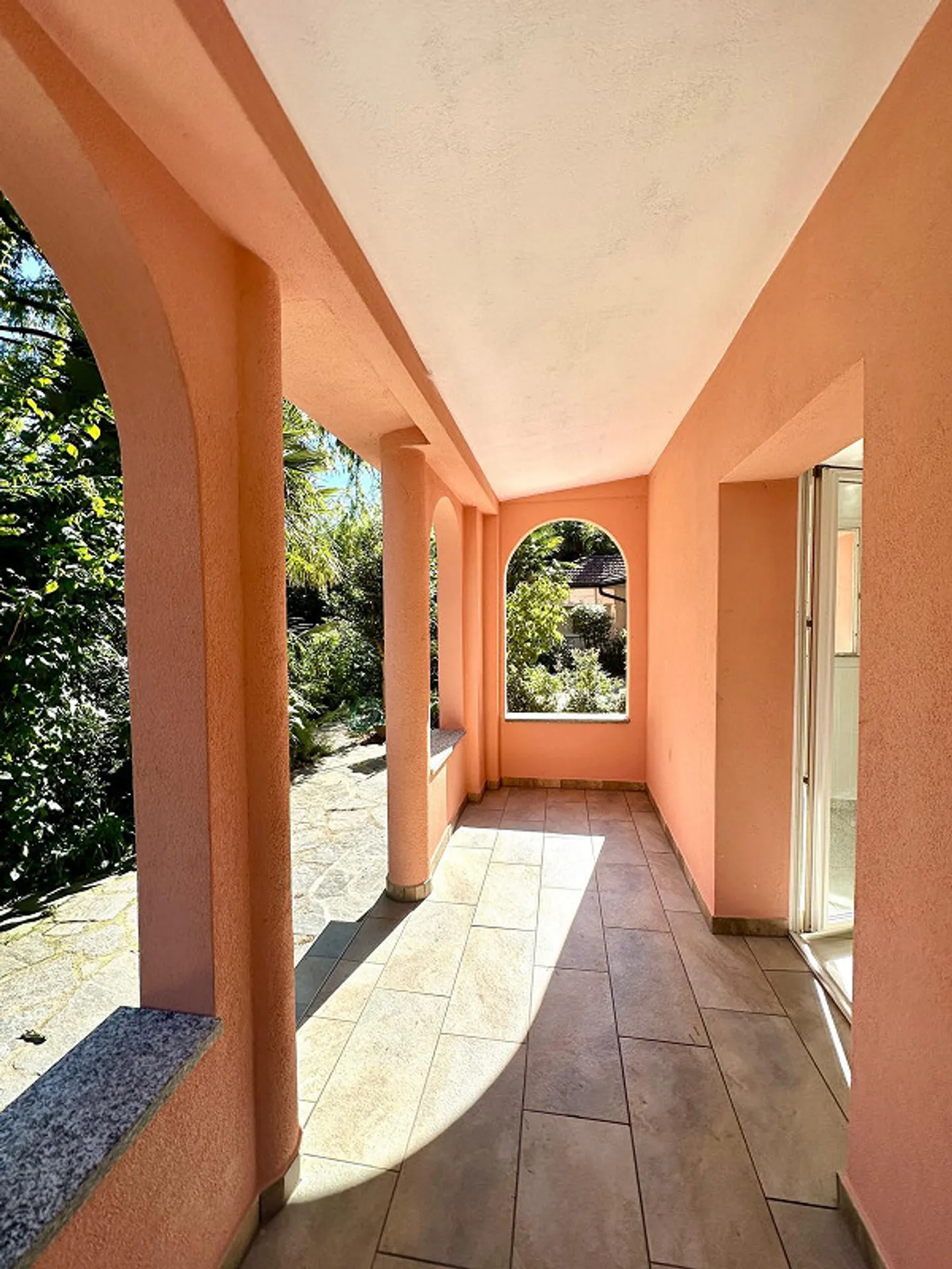 Bell'appartamento di 3,5 stanze con grande terrazza e loggia - Foto 6 di 13