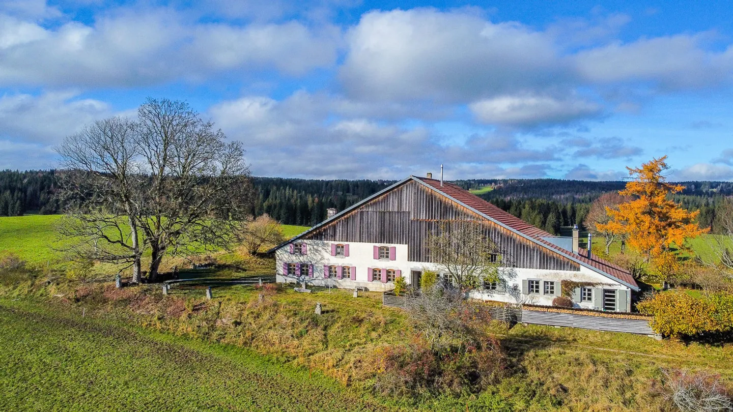 Magnifique ferme neuchâteloise rénovée de 6.5 pces - Photo 1 of 21