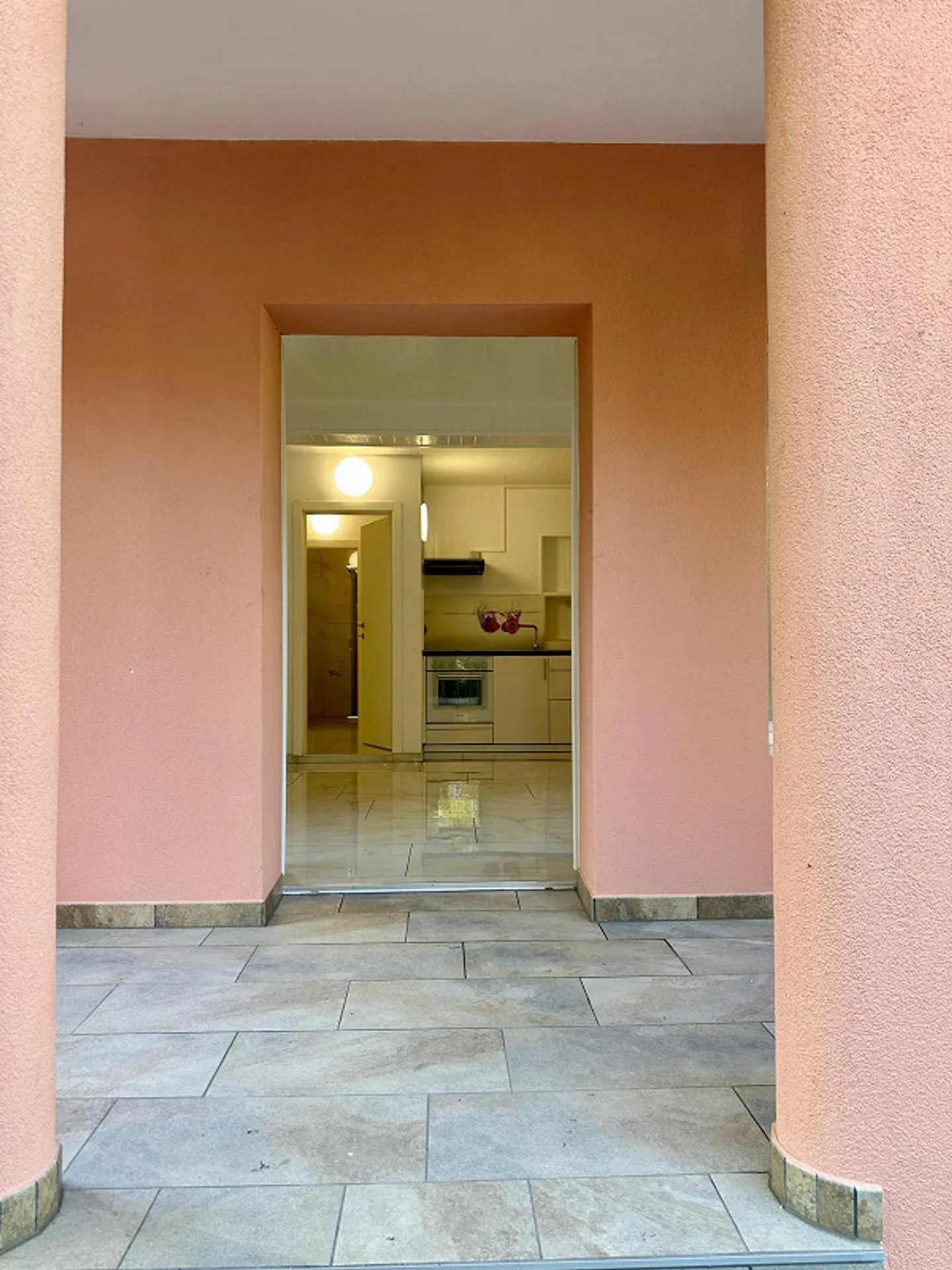 Bell'appartamento di 3,5 stanze con grande terrazza e loggia - Foto 5 di 13