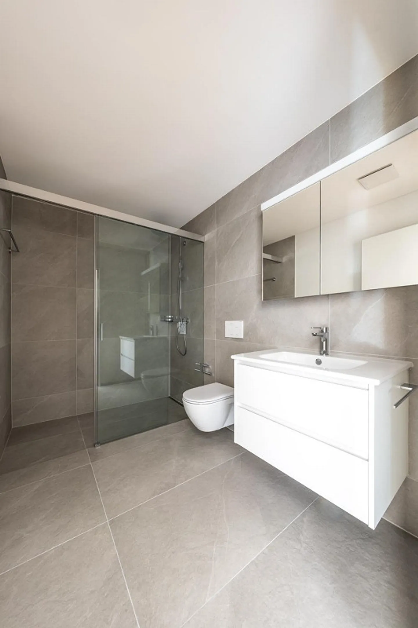 Appartement 2,5 pièces - beaucoup d'espace, vue et tranquillité / 2.1 - Photo 6 sur 12