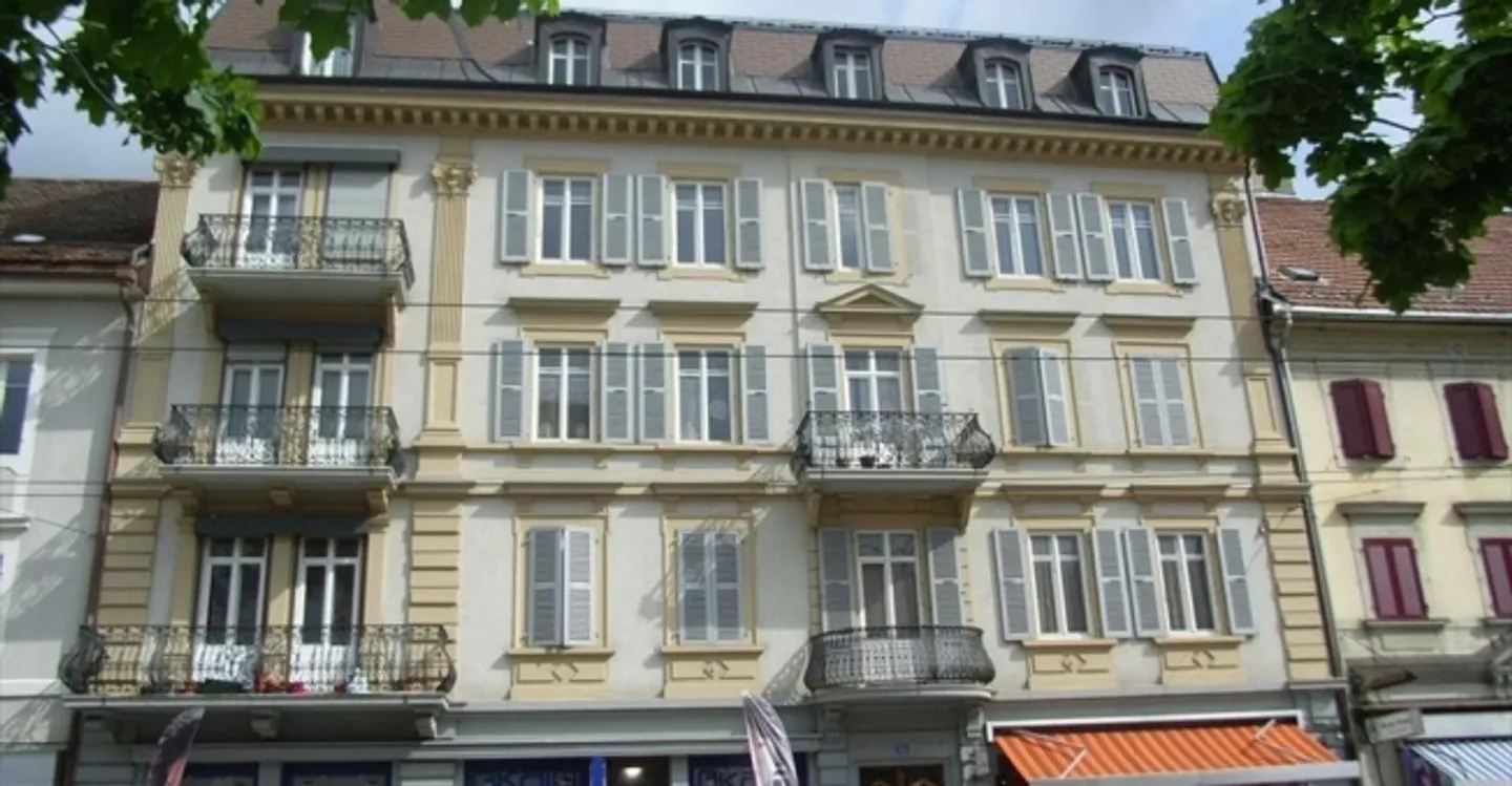 Mixed-use building for rent - Photo 2 of 2