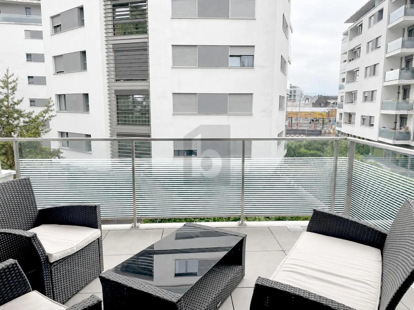 MODERN, FURNISHED & CENTRAL - Photo 4 of 6