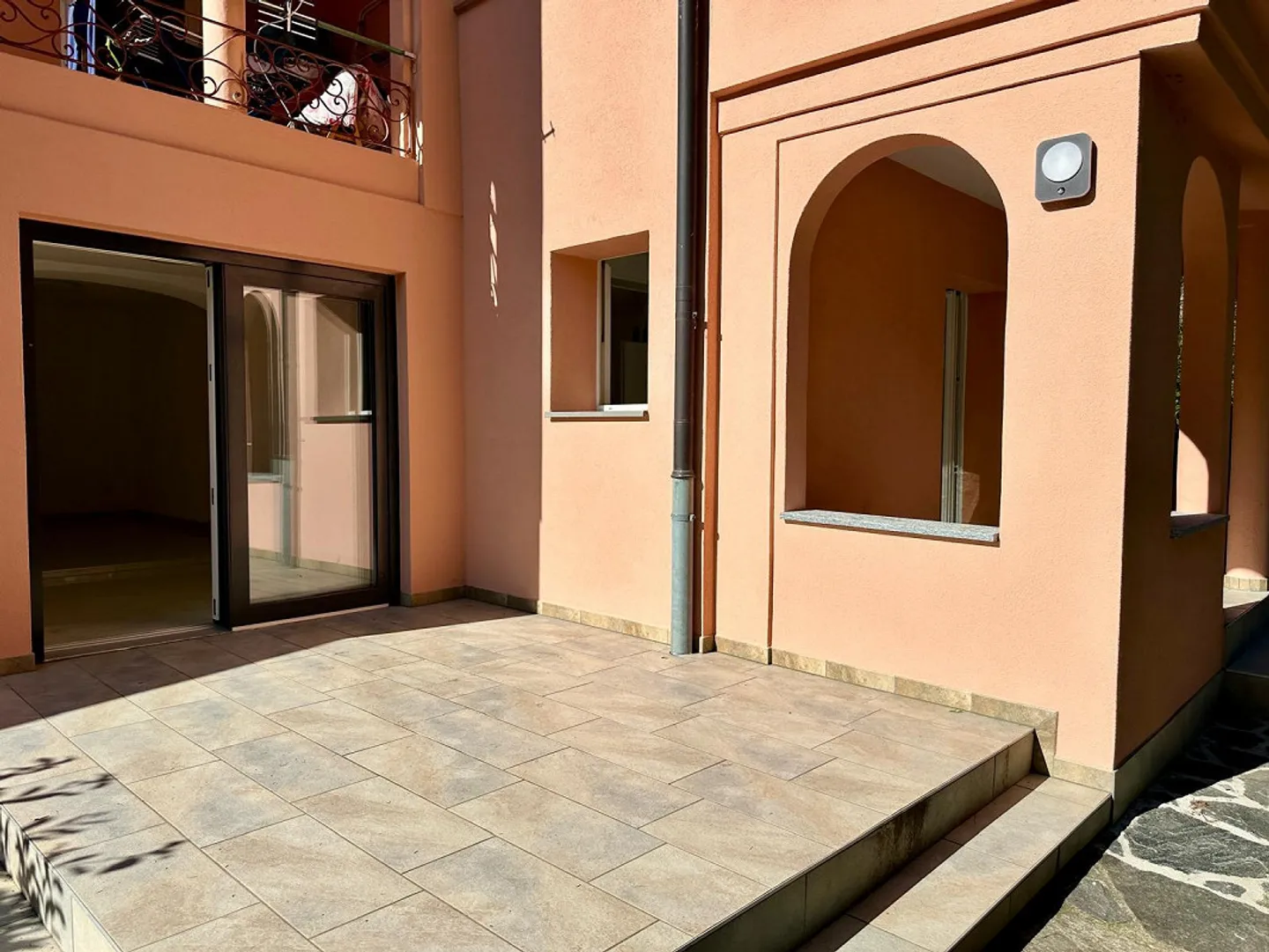 Bell'appartamento di 3,5 stanze con grande terrazza e loggia - Foto 8 di 13