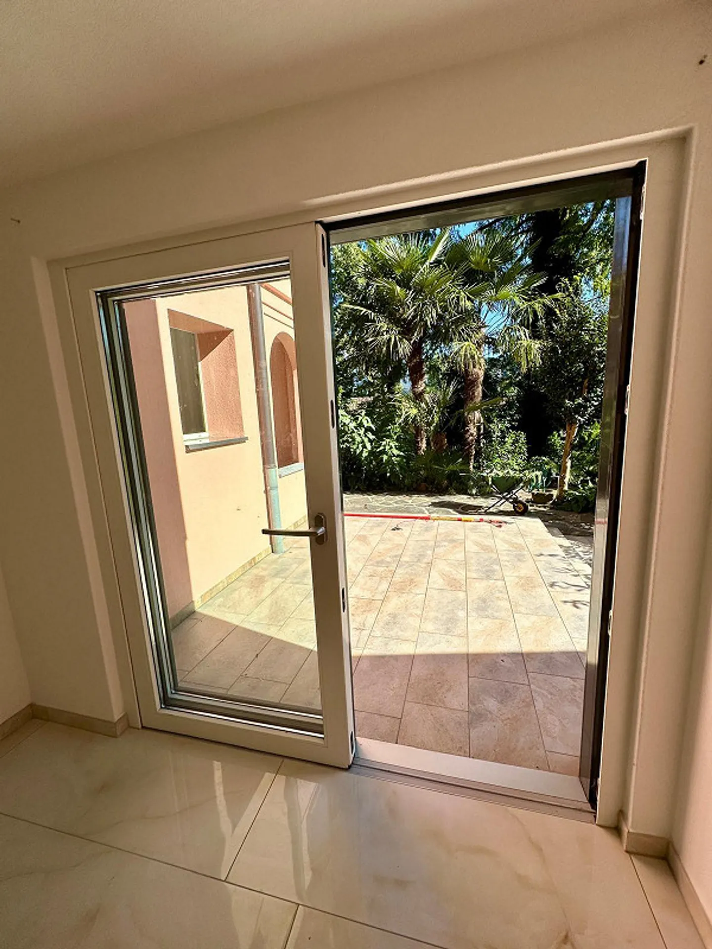 Bell'appartamento di 3,5 stanze con grande terrazza e loggia - Foto 9 di 13