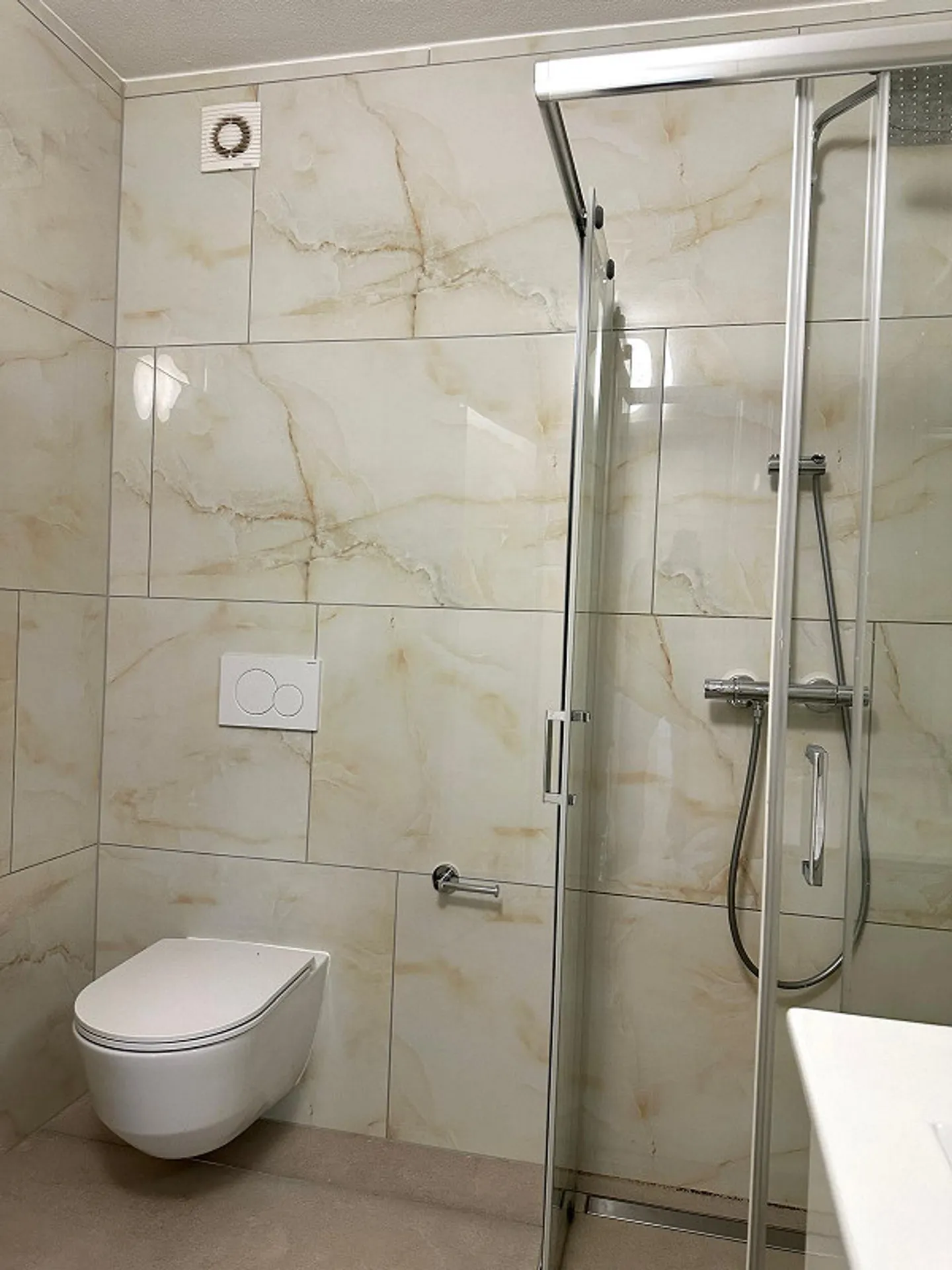 Bell'appartamento di 3,5 stanze con grande terrazza e loggia - Foto 10 di 13
