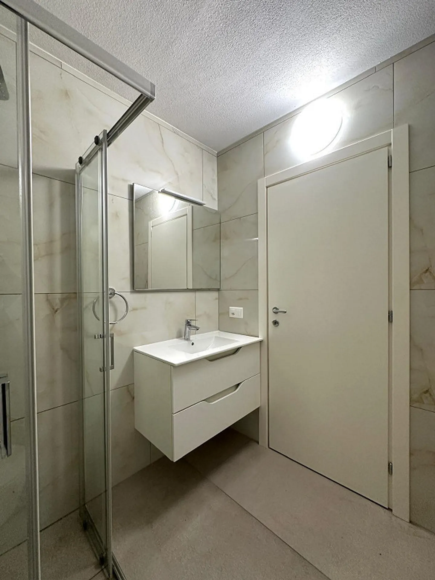 Bell'appartamento di 3,5 stanze con grande terrazza e loggia - Foto 11 di 13