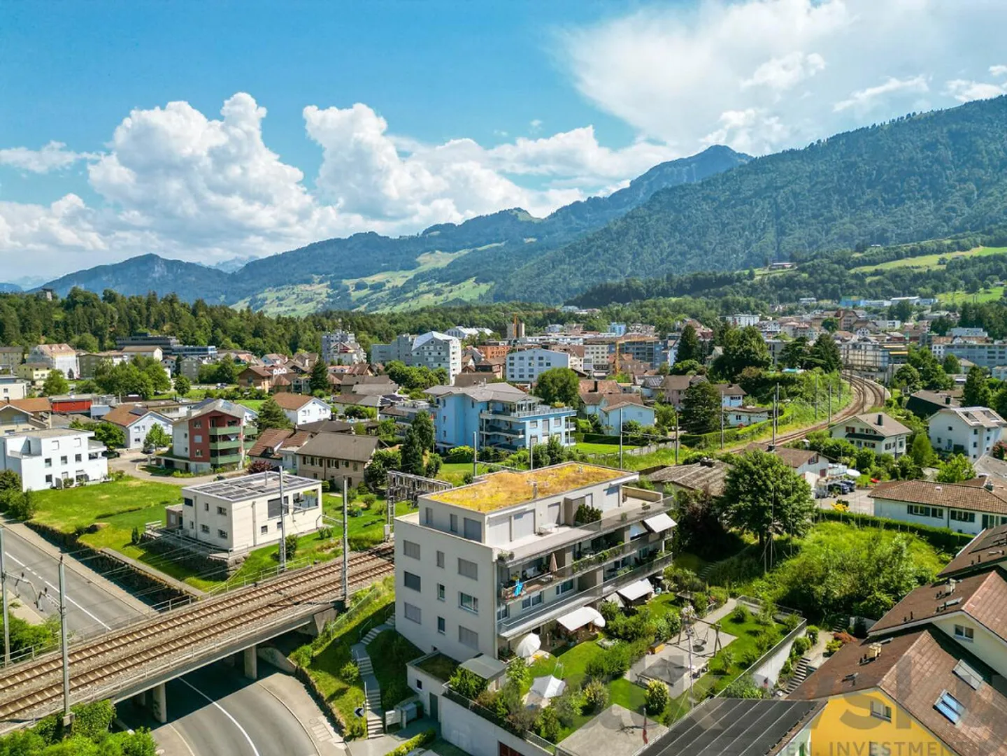 Grosse Wohnung an zentraler Lage mit Bergsicht - Foto 1 von 8