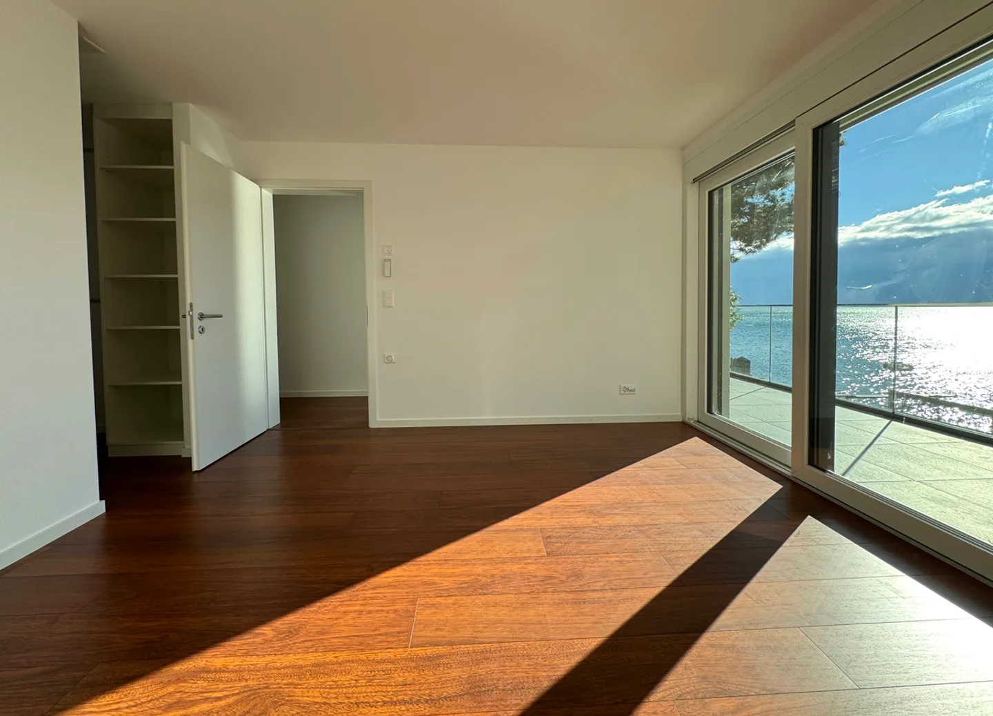 Casa a picco sull'acqua con reddito da locazione - Foto 5 di 9
