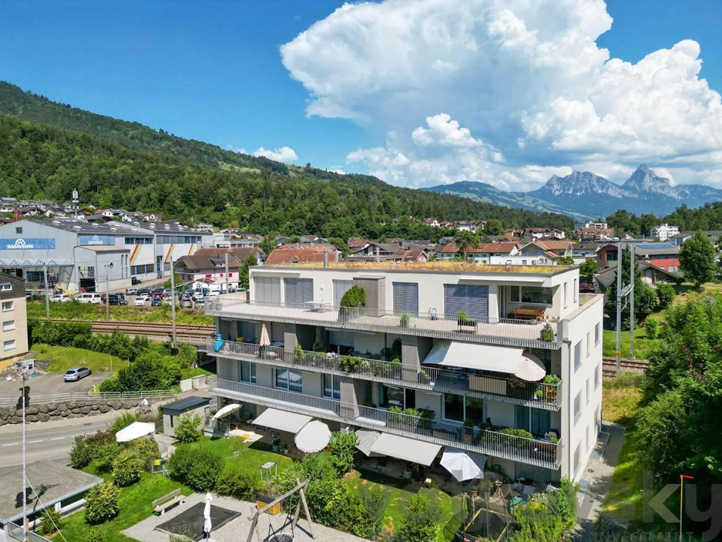 Grosse Wohnung an zentraler Lage mit Bergsicht - Foto 3 von 8