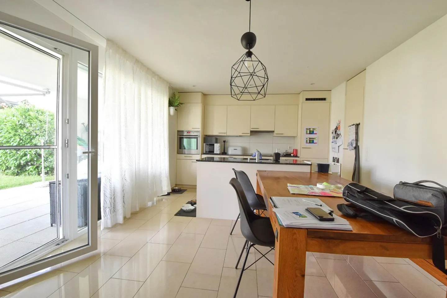 Appartement de jardin dans un emplacement familial - Photo 2 sur 7