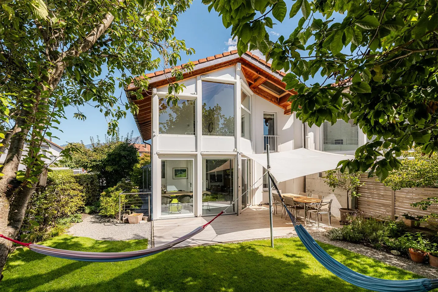 Row house with beautiful garden - Photo 1 of 3