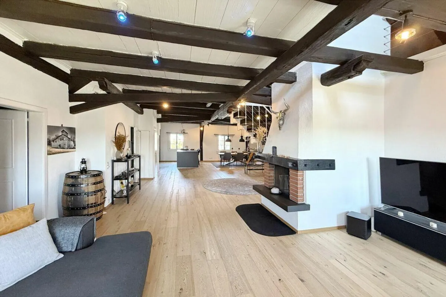 Loft-style 3.5-room maisonette apartment 155 m2 in the historic main... - Photo 3 of 10