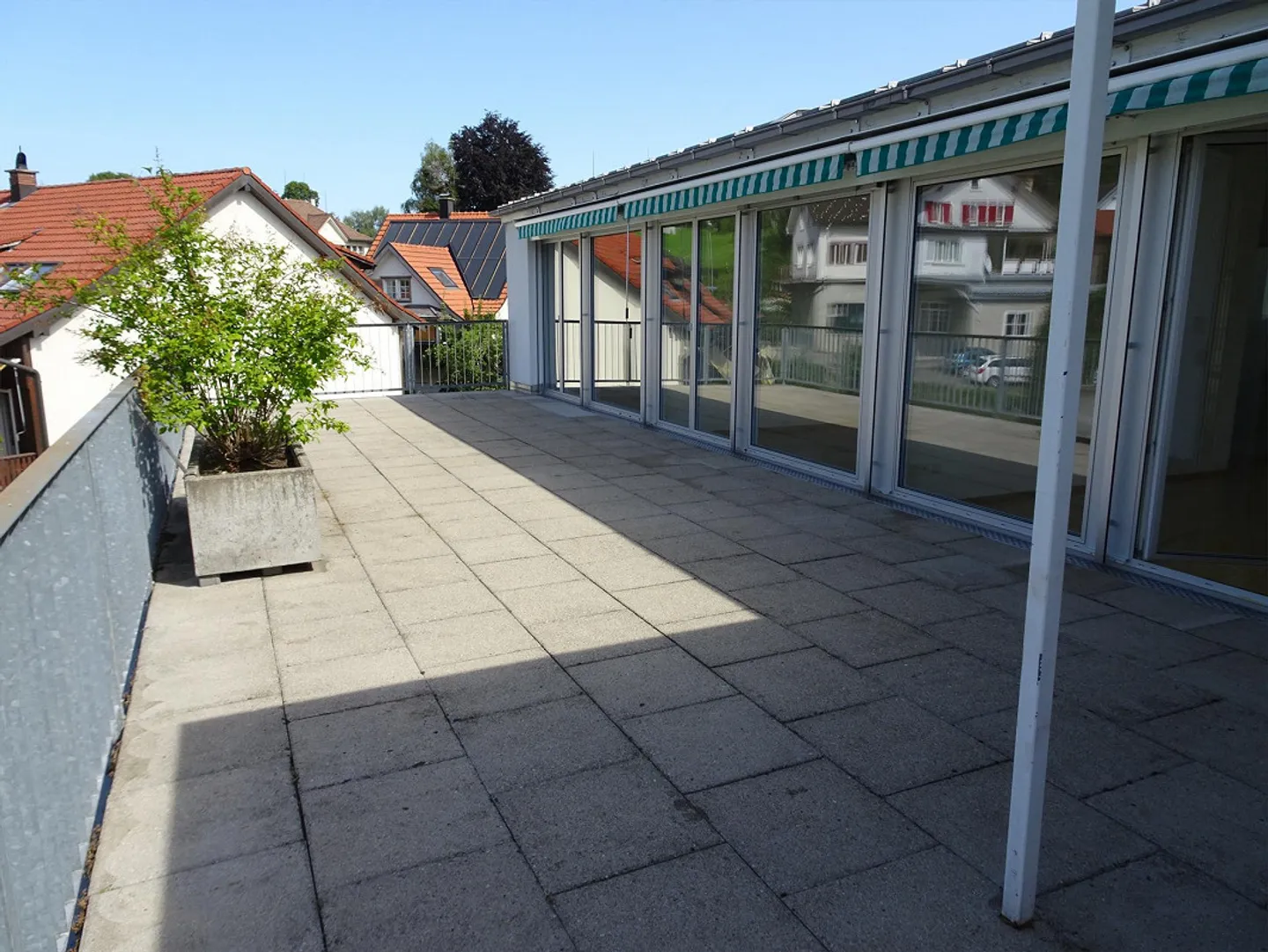 Wohnung mit grosszügiger Terrasse lädt zum Verweilen ein - Foto 2 von 9