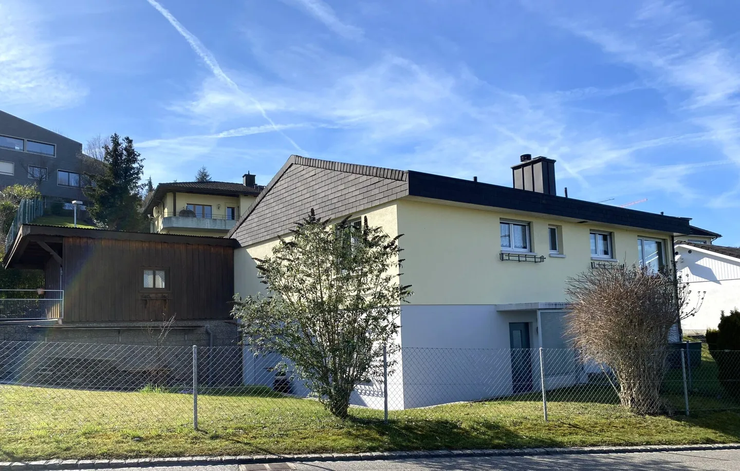 Maison individuelle avec vue sur le lac et vue sur la verdure - Photo 1 sur 5