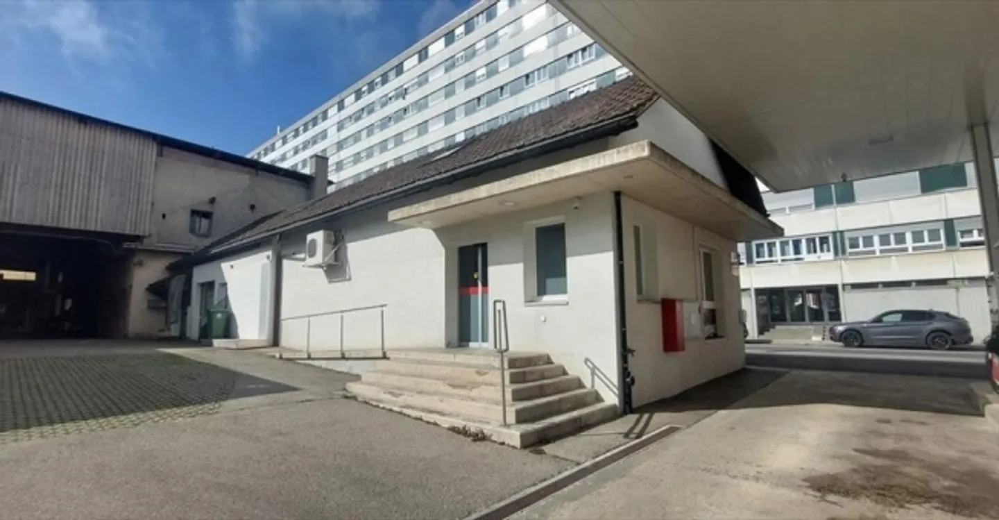 Mixed-use building for rent - Photo 2 of 6