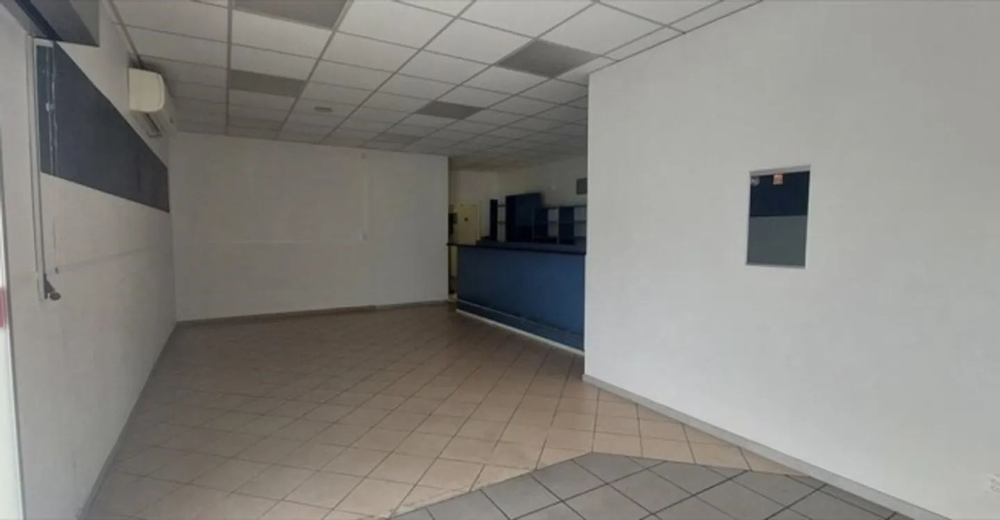 Mixed-use building for rent - Photo 3 of 6