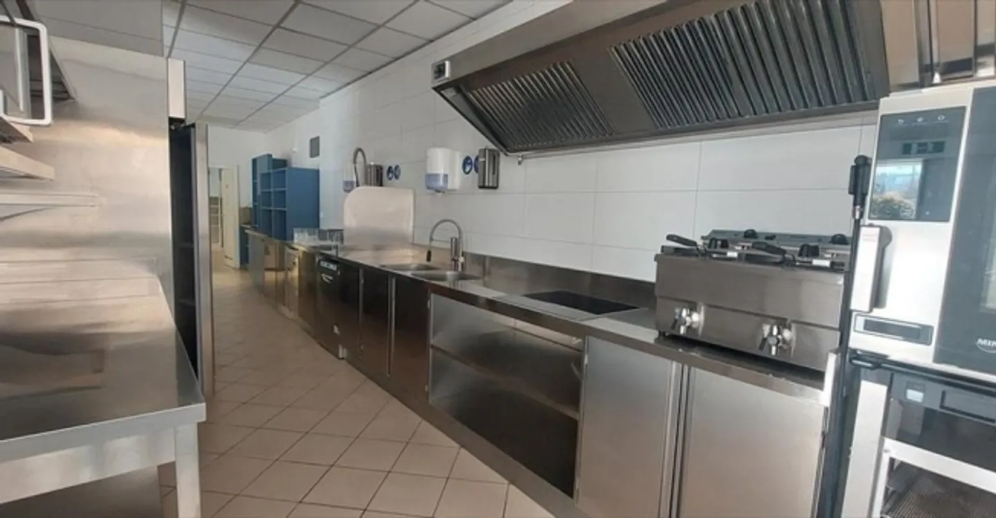 Mixed-use building for rent - Photo 4 of 6