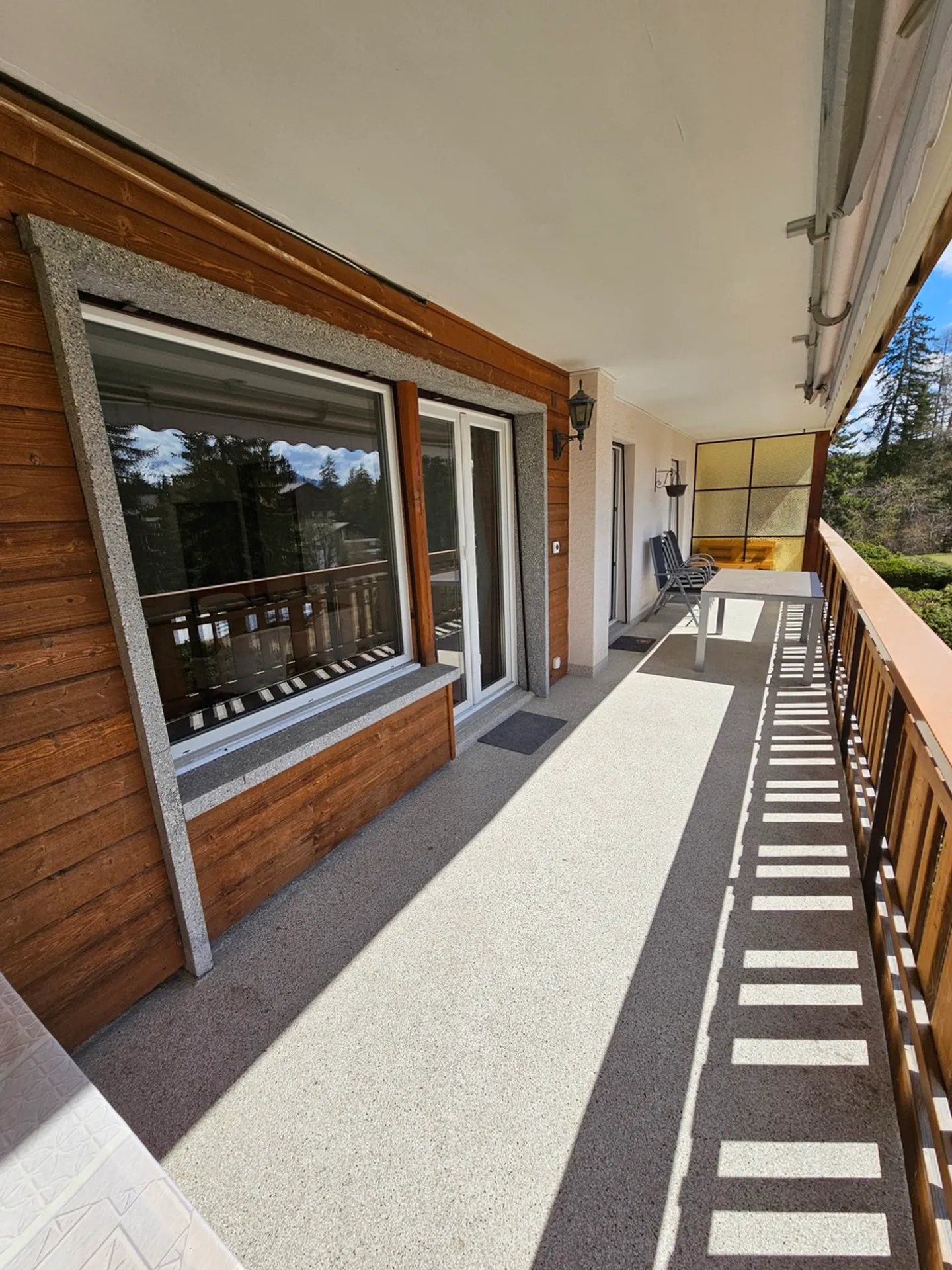 Nice large 2.5 rooms for rent year-round very close to the center of Crans - Photo 2 of 12