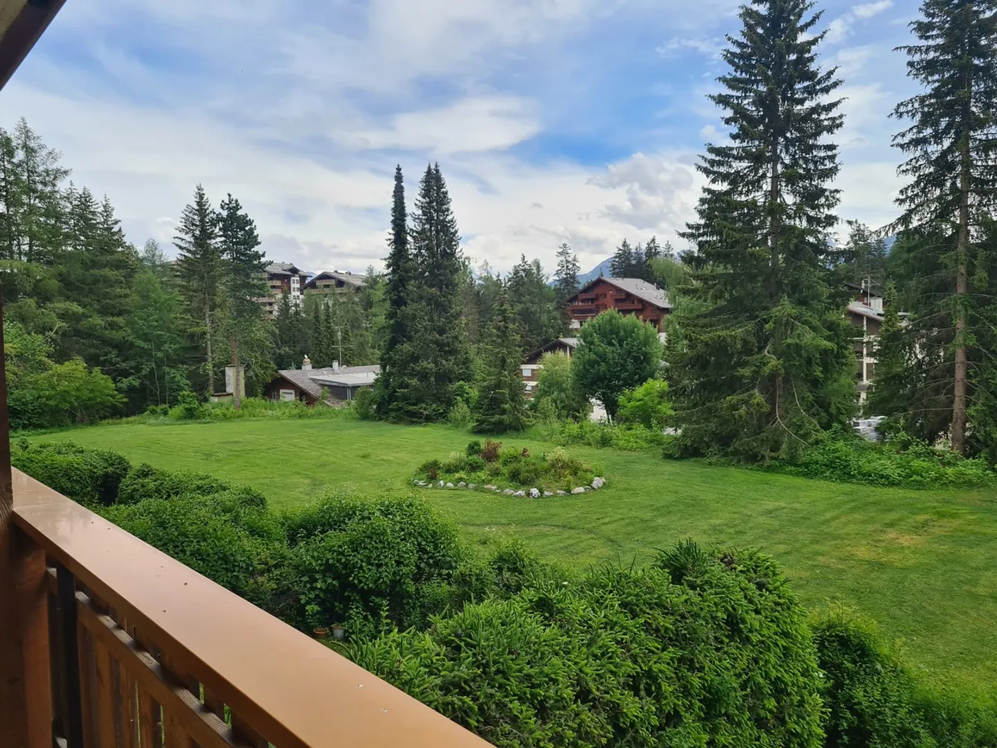 Nice large 2.5 rooms for rent year-round very close to the center of Crans - Photo 1 of 12