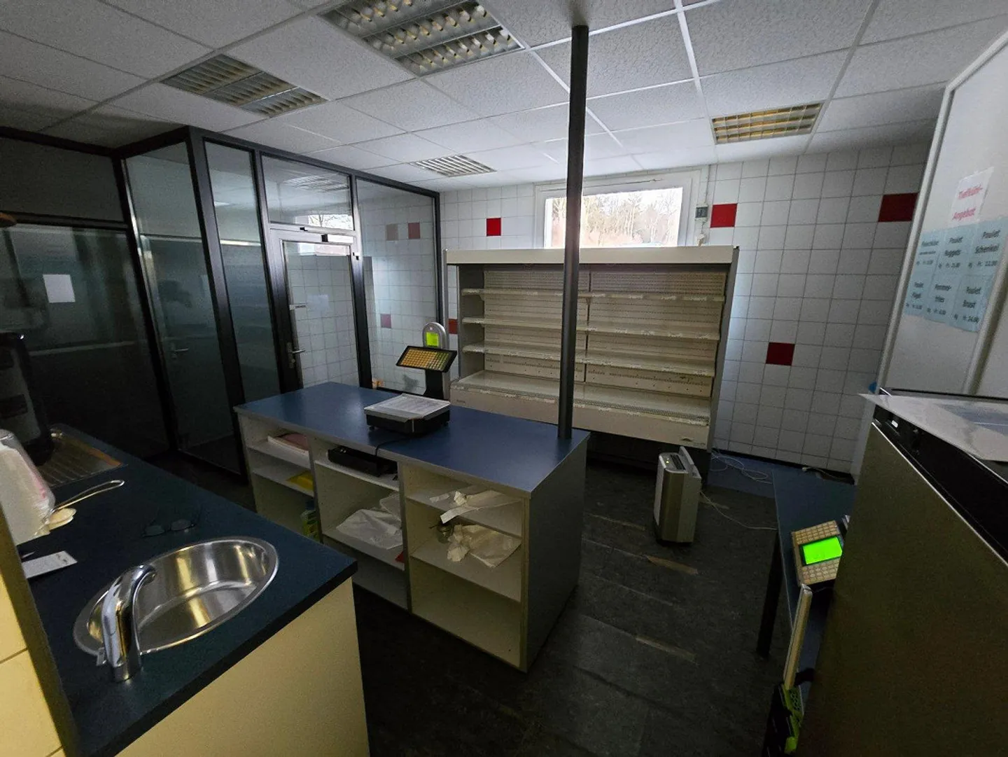 Boucherie entièrement équipée avec espace de vente et surface de stockage - Photo 5 sur 6