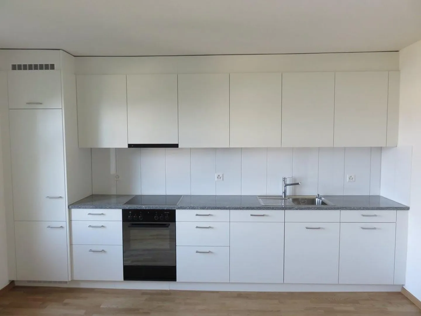 Charming Attic Apartment with Lake View in Zollikon - Photo 3 of 9