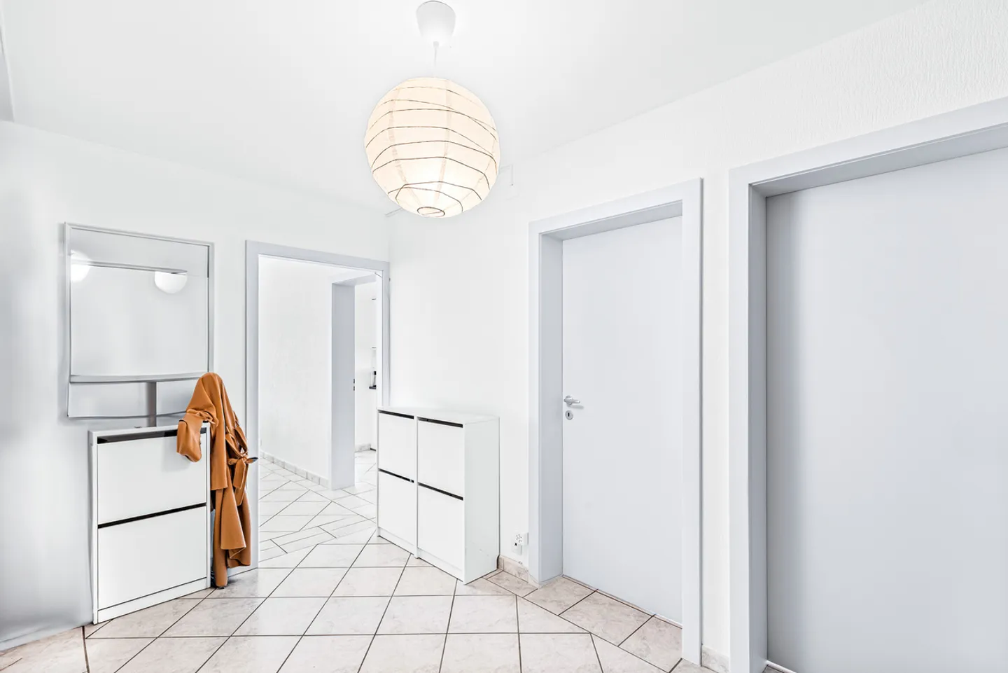 Ampio appartamento con vista lago e a due passi dai servizi! - Foto 6 di 14