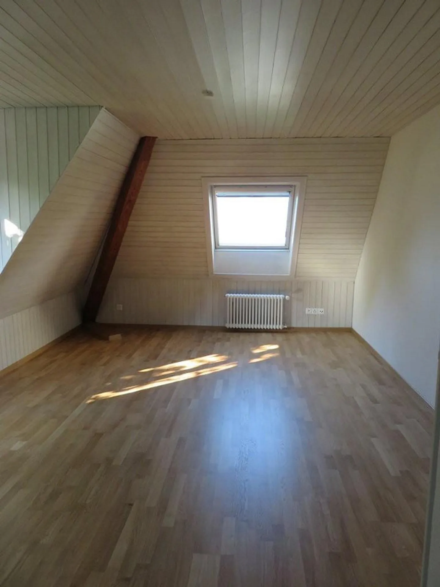 Charming Attic Apartment with Lake View in Zollikon - Photo 4 of 9