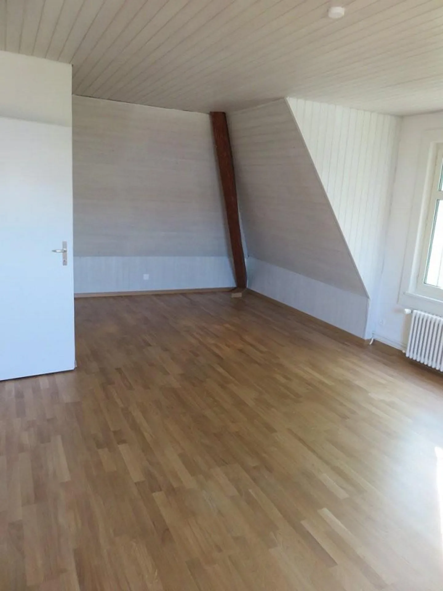 Charming Attic Apartment with Lake View in Zollikon - Photo 5 of 9
